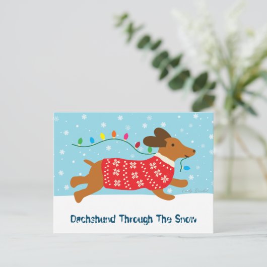 雪のクリスマスホリデーを通してかわいいダックスシュント シーズンポストカード (スタンド正面)