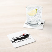 雪のクリスマス休暇を通じてダックスシュント スクエアペーパーコースター (インサイチュ)