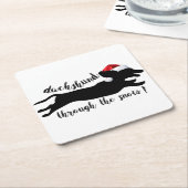 雪のクリスマス休暇を通じてダックスシュント スクエアペーパーコースター (アングル)