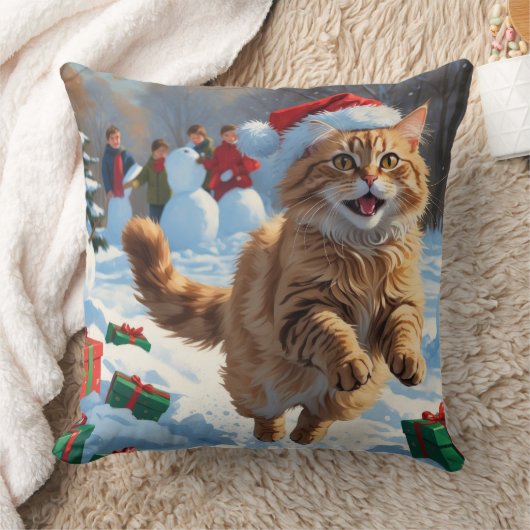 雪のクリスマス帽子をかぶったトルコアンゴラ猫が走る クッション (ブランケット)