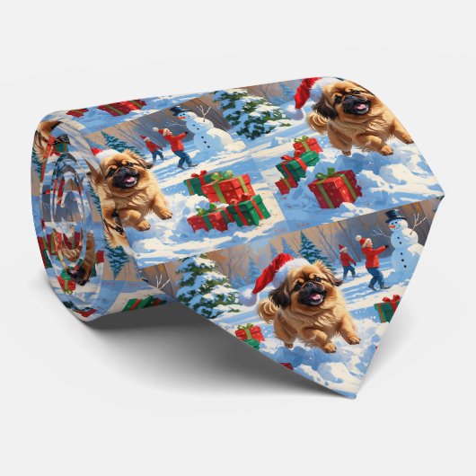 雪のクリスマス帽子をかぶったペキニーズの犬が走る ネクタイ (ロール)