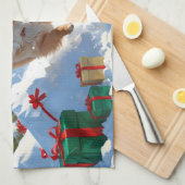 雪のクリスマス帽子をかぶったポメラニアンが走る キッチンタオル (四つ折り)