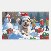 雪のクリスマス帽子をかぶったマルチーズ・ツィーが雪の中を走る 長方形シール (正面)