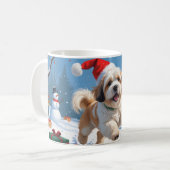 雪のクリスマス帽子をかぶったラサ・アプソ コーヒーマグカップ (正面左)