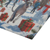 雪のクリスマス帽子を被ったスフィンクス猫が走る カッティングボード (角)