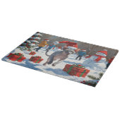 雪のクリスマス帽子を被ったスフィンクス猫が走る カッティングボード (角)