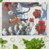 雪のクリスマス帽子を被ったスフィンクス猫が走る キッチンタオル (折り畳み)