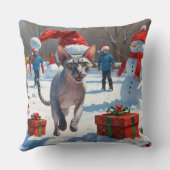 雪のクリスマス帽子を被ったスフィンクス猫が走る クッション (裏面)