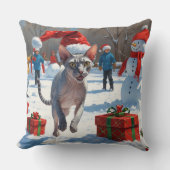 雪のクリスマス帽子を被ったスフィンクス猫が走る クッション (正面)
