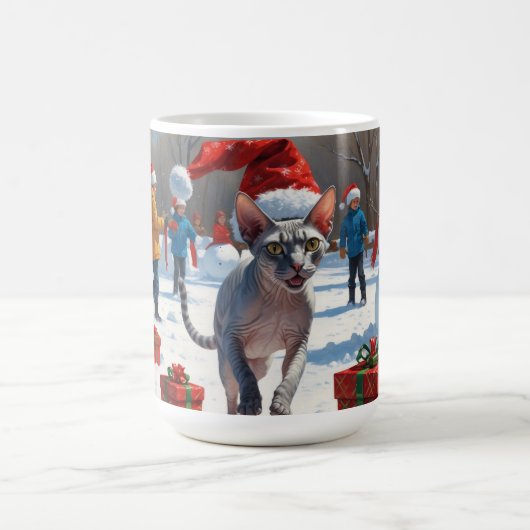 雪のクリスマス帽子を被ったスフィンクス猫が走る コーヒーマグカップ (中央)