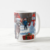 雪のクリスマス帽子を被ったスフィンクス猫が走る コーヒーマグカップ (正面右)