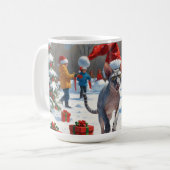 雪のクリスマス帽子を被ったスフィンクス猫が走る コーヒーマグカップ (正面左)