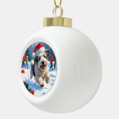 雪のクリスマス走ハットの古い英語シェプドッグの帽子 セラミックボールオーナメント (右)