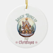 雪のグローブのギンガーブレッドハウスクリスマスホリデー セラミックオーナメント (正面)