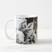 雪のコーヒーマグで大きな美しい灰色の野生の狼 コーヒーマグカップ (左)