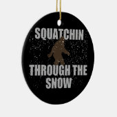 雪のサスカッチのオーナメントを通したSquatchin セラミックオーナメント (右)