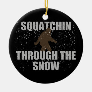 雪のサスカッチのオーナメントを通したSquatchin セラミックオーナメント