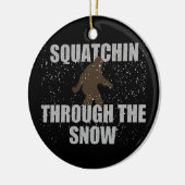 雪のサスカッチのオーナメントを通したSquatchin セラミックオーナメント (左)