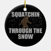 雪のサスカッチのオーナメントを通したSquatchin セラミックオーナメント (裏面)
