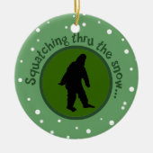 雪のサスカッチの木のオーナメントを通したSquatching セラミックオーナメント (正面)