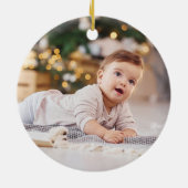 雪のシーン初めてのクリスマスベビー写真 セラミックオーナメント (裏面)