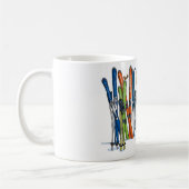 雪のスキーそしてスノーボード コーヒーマグカップ (左)