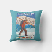 雪のスキーヴィンテージ旅行2を運んでいるスキーヤー クッション (裏面)