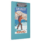 雪のスキーヴィンテージ旅行2を運んでいるスキーヤー クリップボード (右)