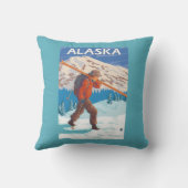 雪のスキーヴィンテージ旅行3を運んでいるスキーヤー クッション (裏面)