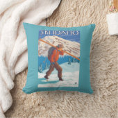 雪のスキー-アイダホ--を運んでいるスキーヤー クッション (ブランケット)