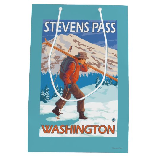 雪のスキー-スティーヴンスのパス、WA --を運んでいるスキーヤー ミディアムペーパーバッグ (裏面)