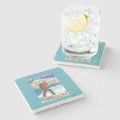 雪のスキー-山のフード--を運んでいるスキーヤーまたは ストーンコースター (横)