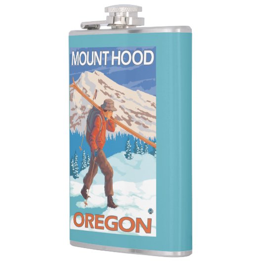 雪のスキー-山のフード--を運んでいるスキーヤーまたは フラスク (左)