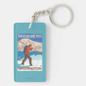 雪のスキー- Snoqualmieのパス、WA --を運んでいるスキーヤー キーホルダー (裏面)