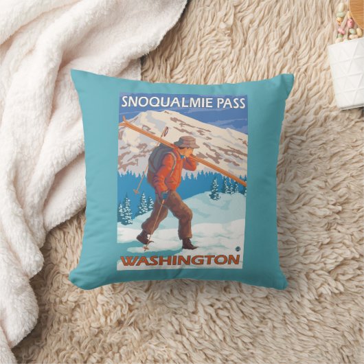 雪のスキー- Snoqualmieのパス、WA --を運んでいるスキーヤー クッション (ブランケット)