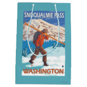 雪のスキー- Snoqualmieのパス、WA --を運んでいるスキーヤー ミディアムペーパーバッグ (裏面)