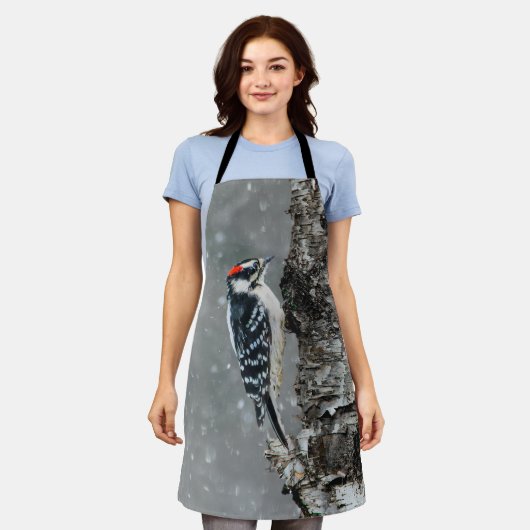 雪のダウンウッドペッカー – オリジナル写真 エプロン (着用した状態)