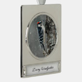 雪のダウンウッドペッカー – オリジナル写真 シルバープレートバナーオーナメント (右)