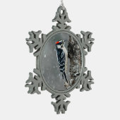 雪のダウンウッドペッカー – オリジナル写真 スノーフレークピューターオーナメント (左)