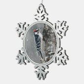 雪のダウンウッドペッカー – オリジナル写真 スノーフレークピューターオーナメント (右)