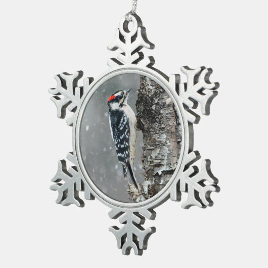 雪のダウンウッドペッカー – オリジナル写真 スノーフレークピューターオーナメント (右)