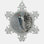 雪のダウンウッドペッカー – オリジナル写真 スノーフレークピューターオーナメント (正面)