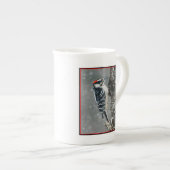 雪のダウンウッドペッカー – オリジナル写真 ボーンチャイナマグカップ (正面右)