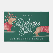 雪のダックシュント犬のセーターをダッシュニング ドアマット (正面)