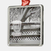 雪のディスクゴルフゴールのポスト メタルオーナメント (左)