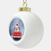 雪のトラックに西ハイランドホワイトテリア犬 セラミックボールオーナメント (右)