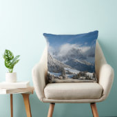 雪のドロマイト山が付いている小さい村 クッション (椅子)