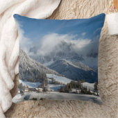 雪のドロマイト山が付いている小さい村 クッション (ブランケット)