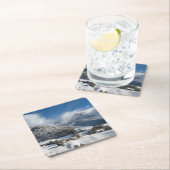雪のドロマイト山が付いている小さい村 スクエアペーパーコースター (インサイチュ)