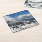 雪のドロマイト山が付いている小さい村 スクエアペーパーコースター (アングル)